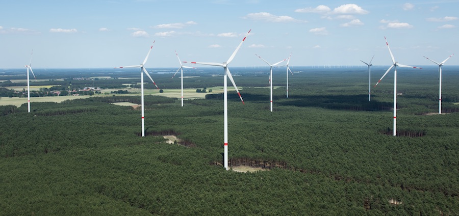 Windkraftanlagen aus der Luftperspektive