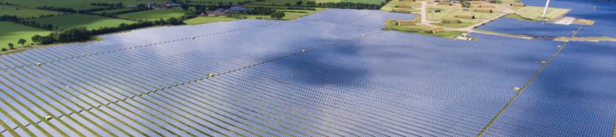Feld Photovoltaikanlage Großes Feld mit Photovoltaikanlage in mehreren Reihen als Panoramablick.