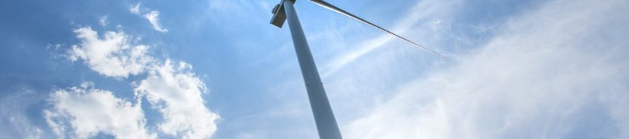 Windkraftanlage Windkraftanlage ragt in den Himmel, der mit Schleierwolken bedeckt ist.