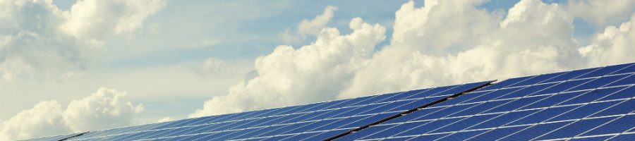 Photovoltaikanlage Eine schräge Fläche mit Photovoltaikanlagen vor einem Himmel mit Schönwetterwolken.
