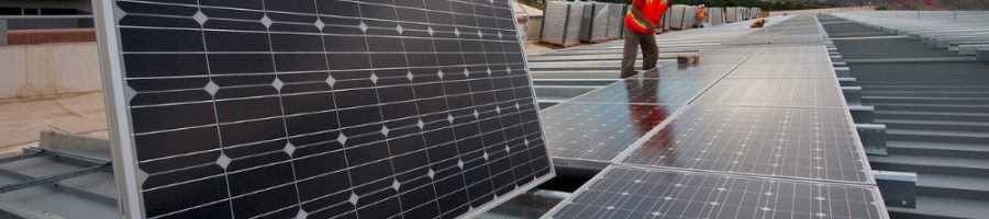 CBS_Solarzuwachs Arbeiter bauen eine Photovoltaikanlage auf.